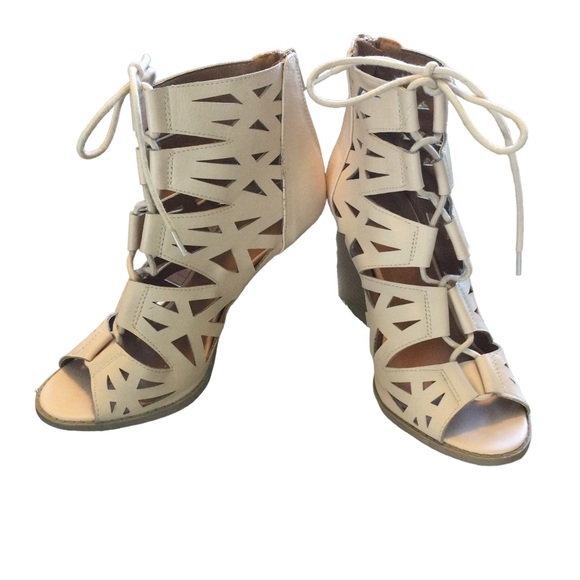 Charlotte Russe Laser Cut Open Toe Sandals Four Inch Block Heels Size 8 NWOT - Picture 2 of 4